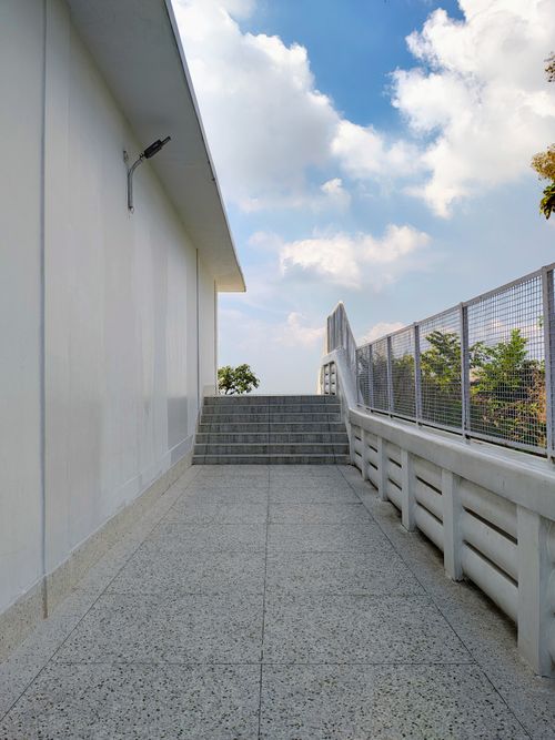 Free A minimalist stairway with railing against a clear blue sky, showcasing modern architecture. Stock Photo