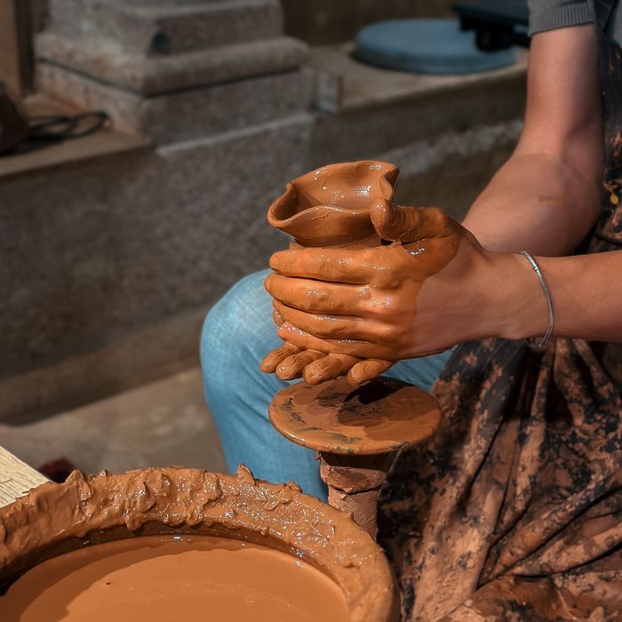 Hands pulling a jug on the wheel — Ugur Tandogan on Pexels