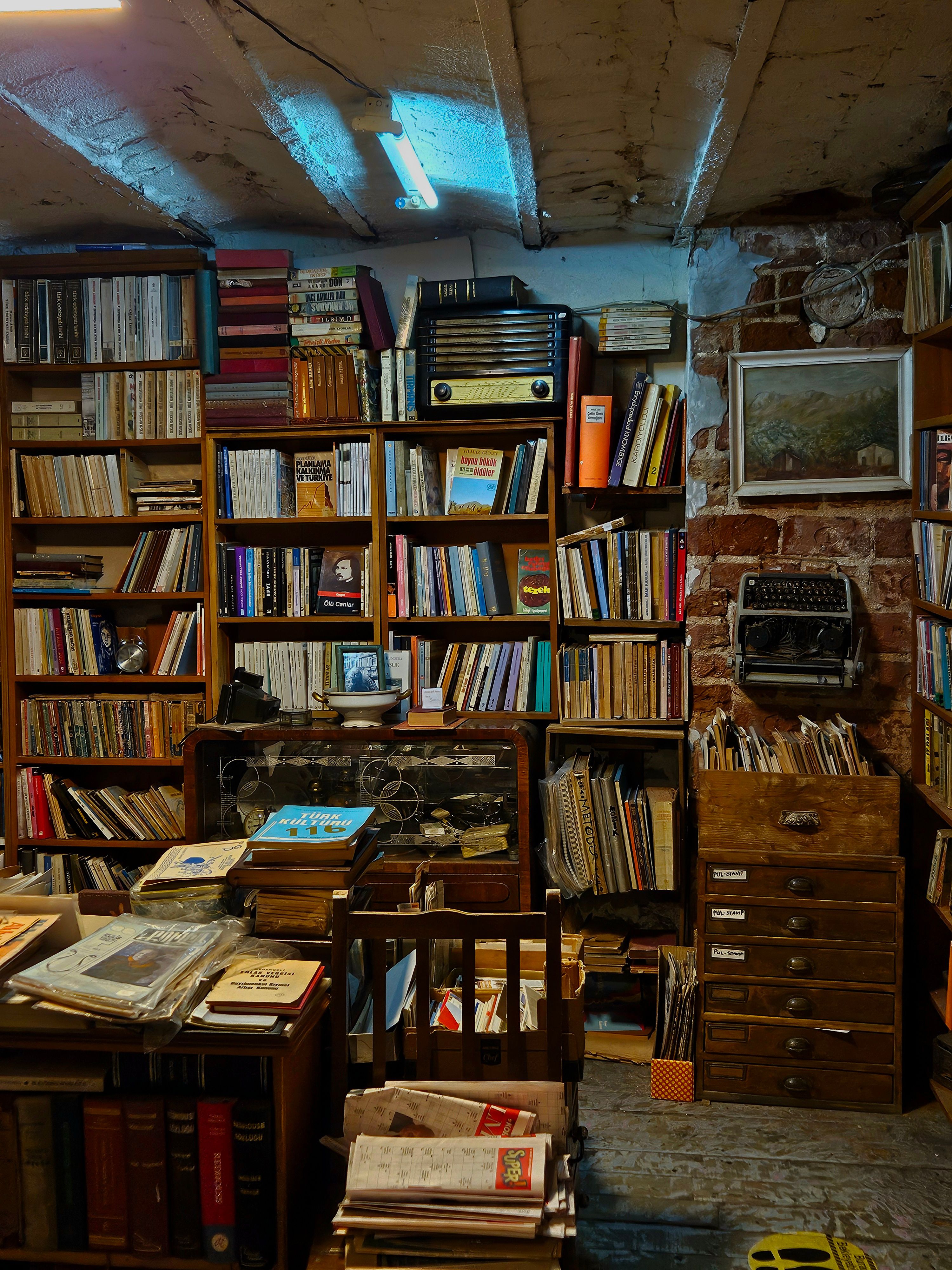 Cozy Vintage Library with Books and Typewriter · Free Stock Photo