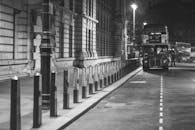 夜间城市街道上的老式双层巴士，黑白相间