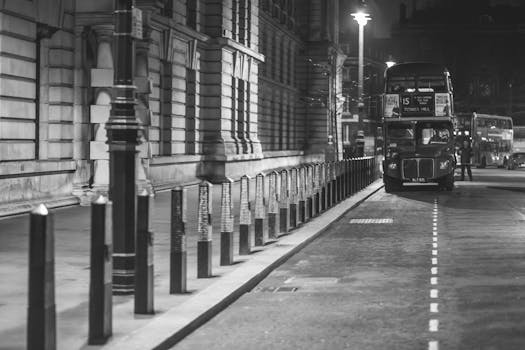 夜间城市街道上的老式双层巴士，黑白相间