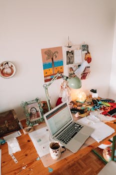 这款办公桌配置得当，配有笔记本电脑、台灯和个人触摸屏，非常适合激发远程工作灵感