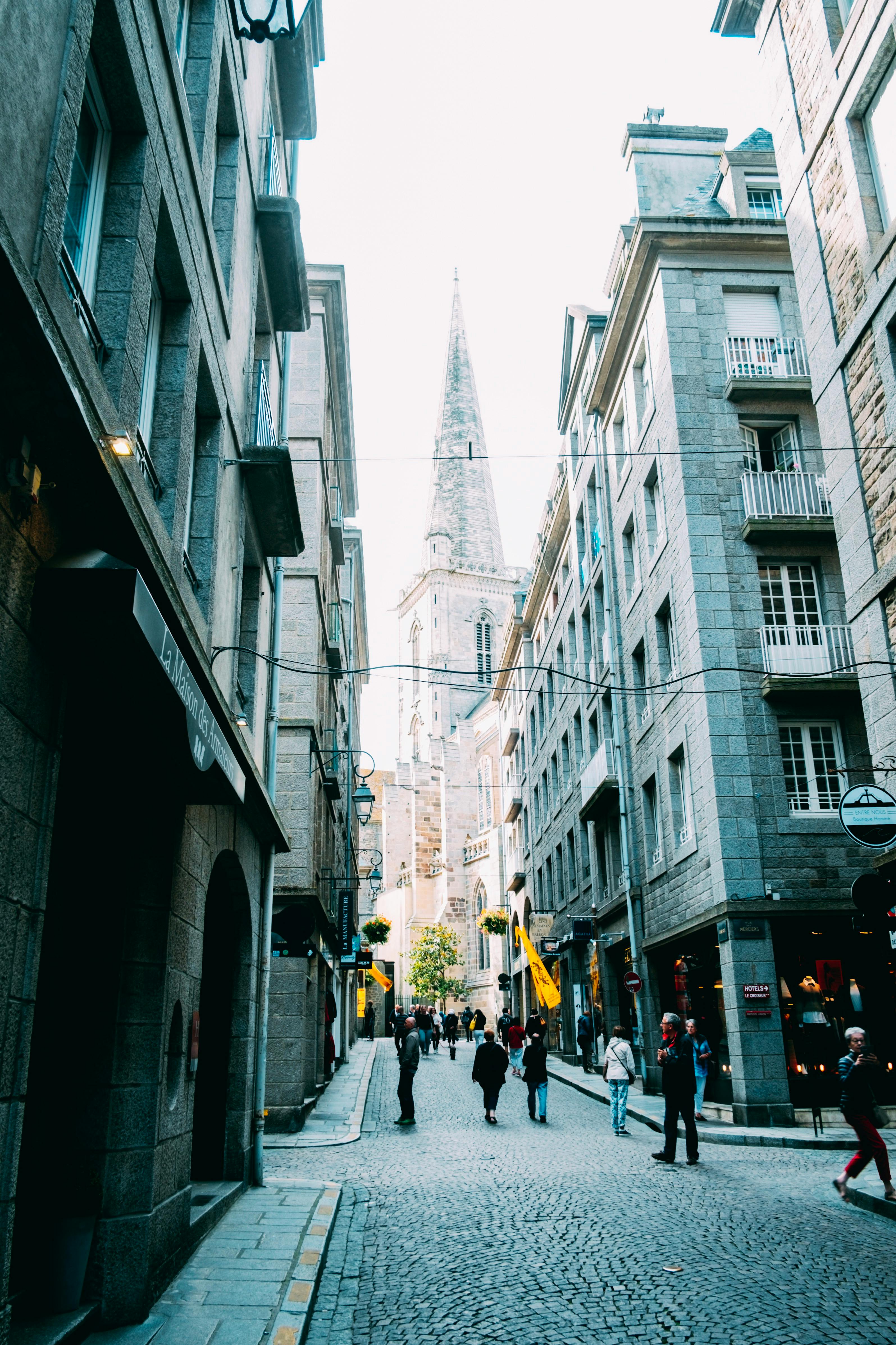 Narrow pedestrian road in old city · Free Stock Photo