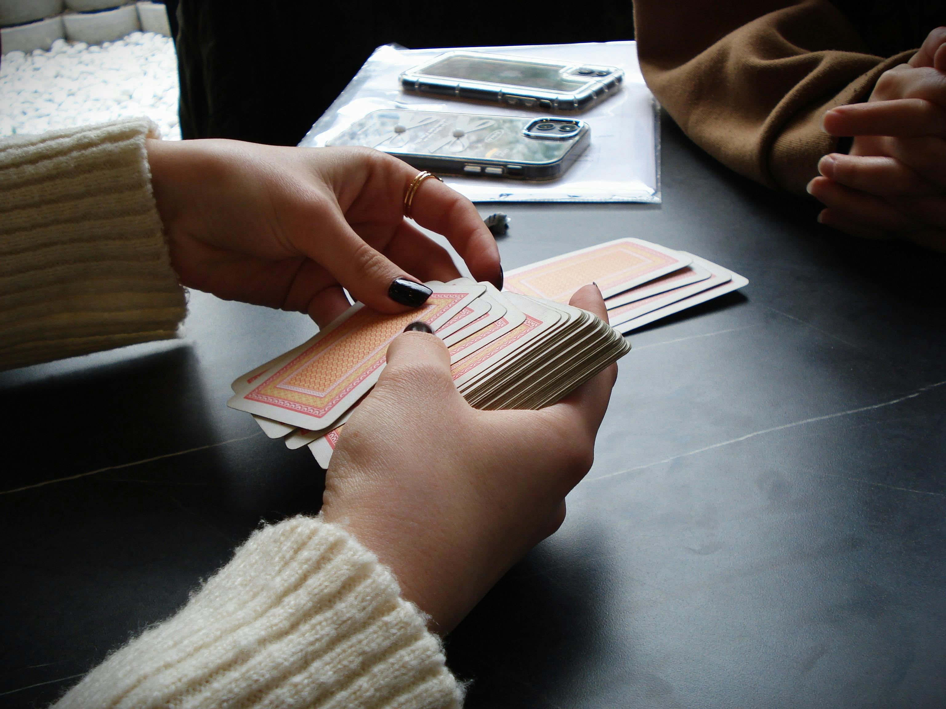 무료 가족 게임, 검은 매니큐어, 겨울 패션의 무료 스톡 사진