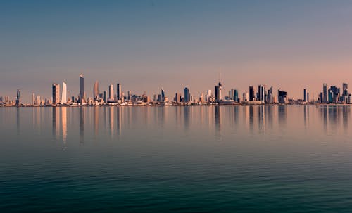 Cidade E Mar Durante O Dia