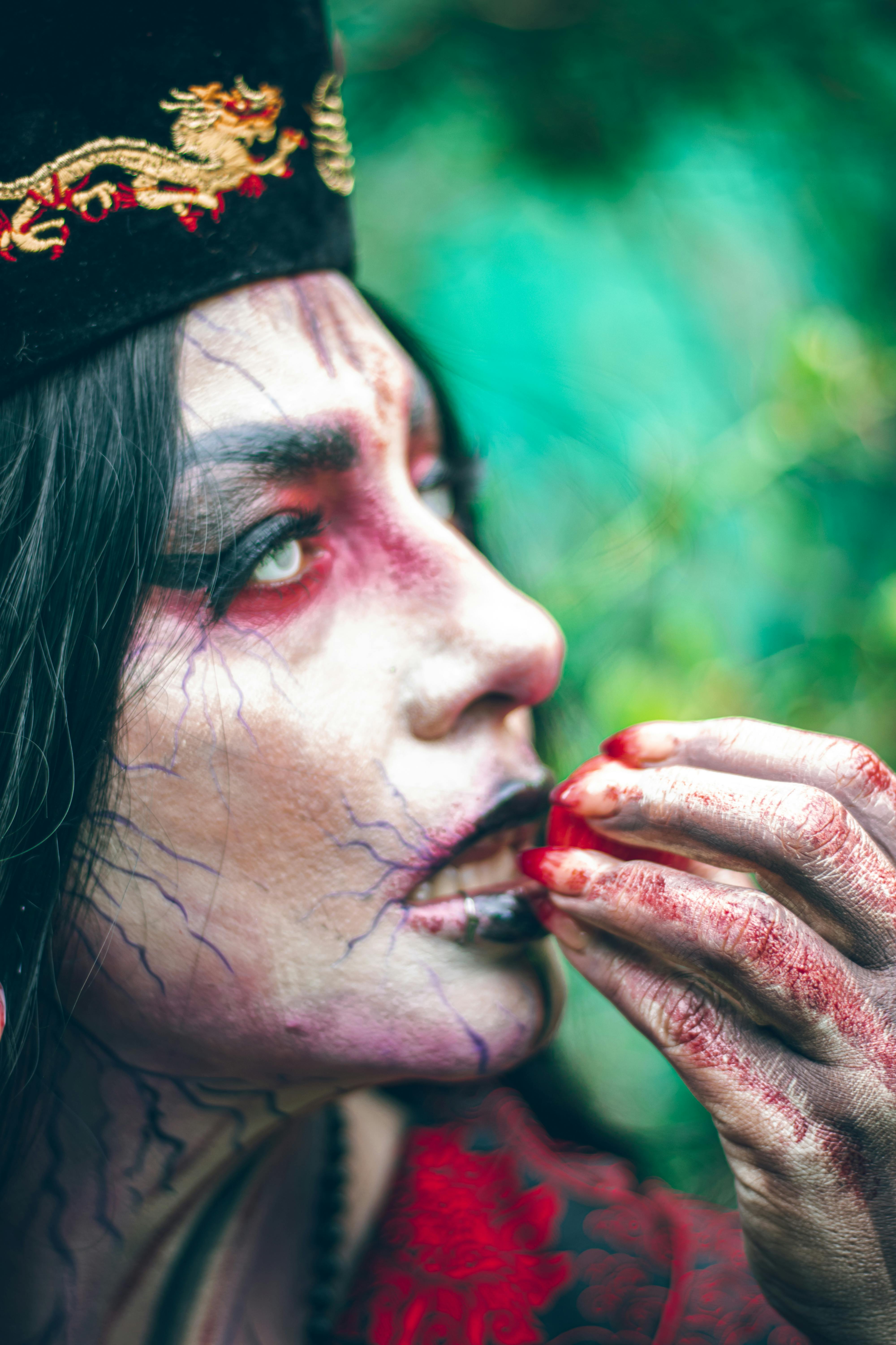 Ücretsiz Ciudad de México'da bir model üzerinde uygulanan sanatsal ve dramatik makyajın canlı bir tasviri, fantastik bir temayı yakalıyor. Stok Fotoğraflar