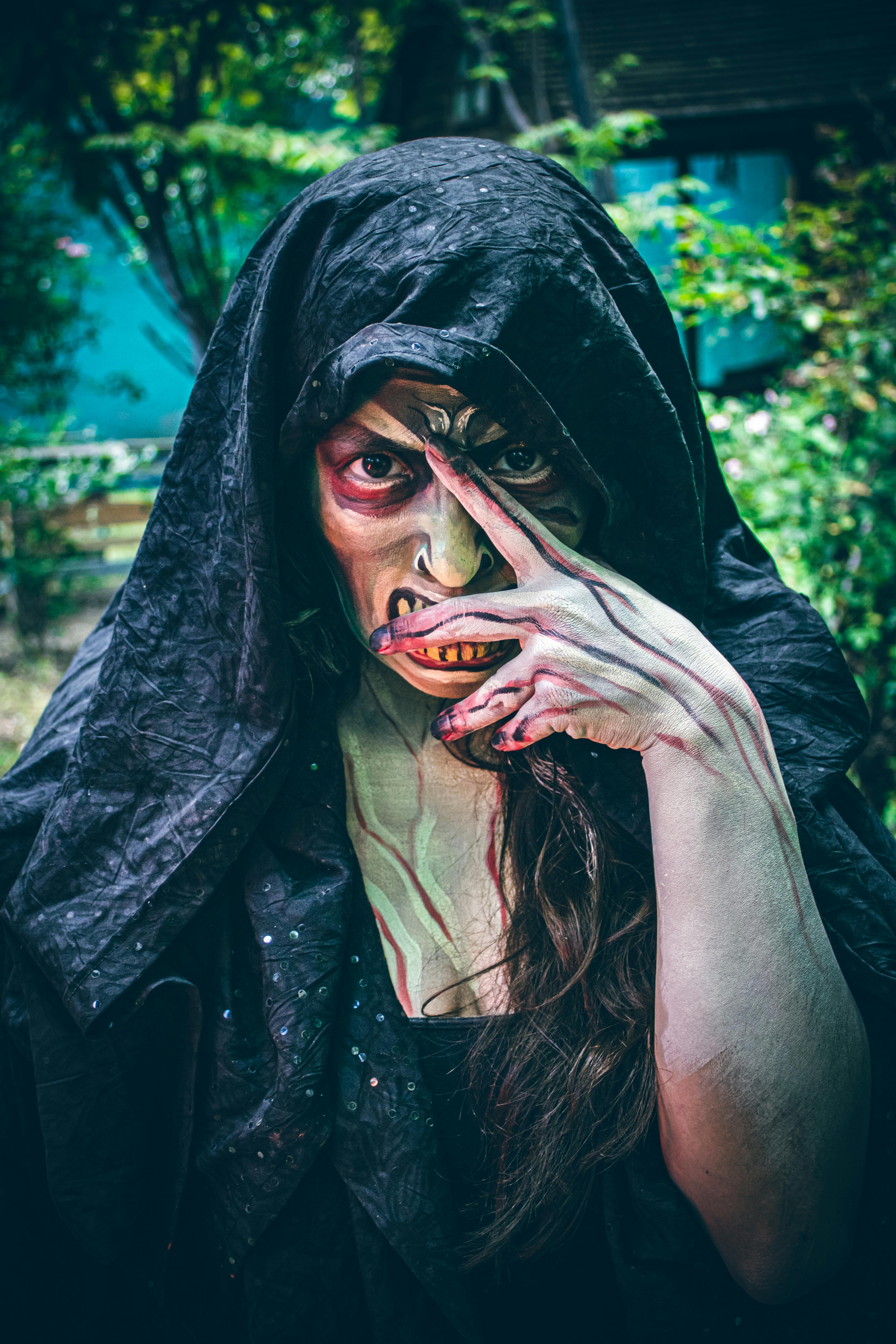 Ücretsiz Korkunç bir ifadeye sahip bir modelin üzerinde sanatsal koyu makyajın sergilendiği, tüyler ürpertici bir portre. Stok Fotoğraflar