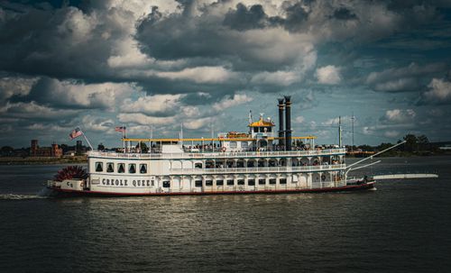 Free Historic Creole Queen steamboat sailing on the Mississippi River, showcasing New Orleans heritage. Stock Photo
