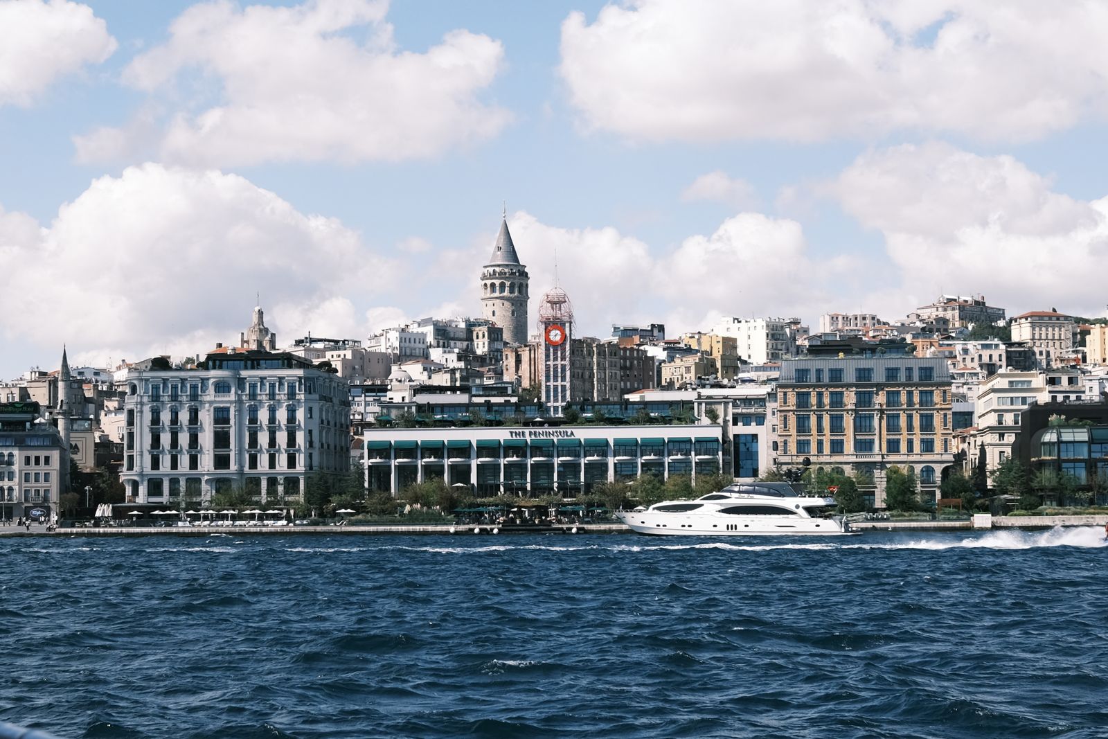 Boğaz üzerinde Galata Kulesi ile ikonik İstanbul silüeti