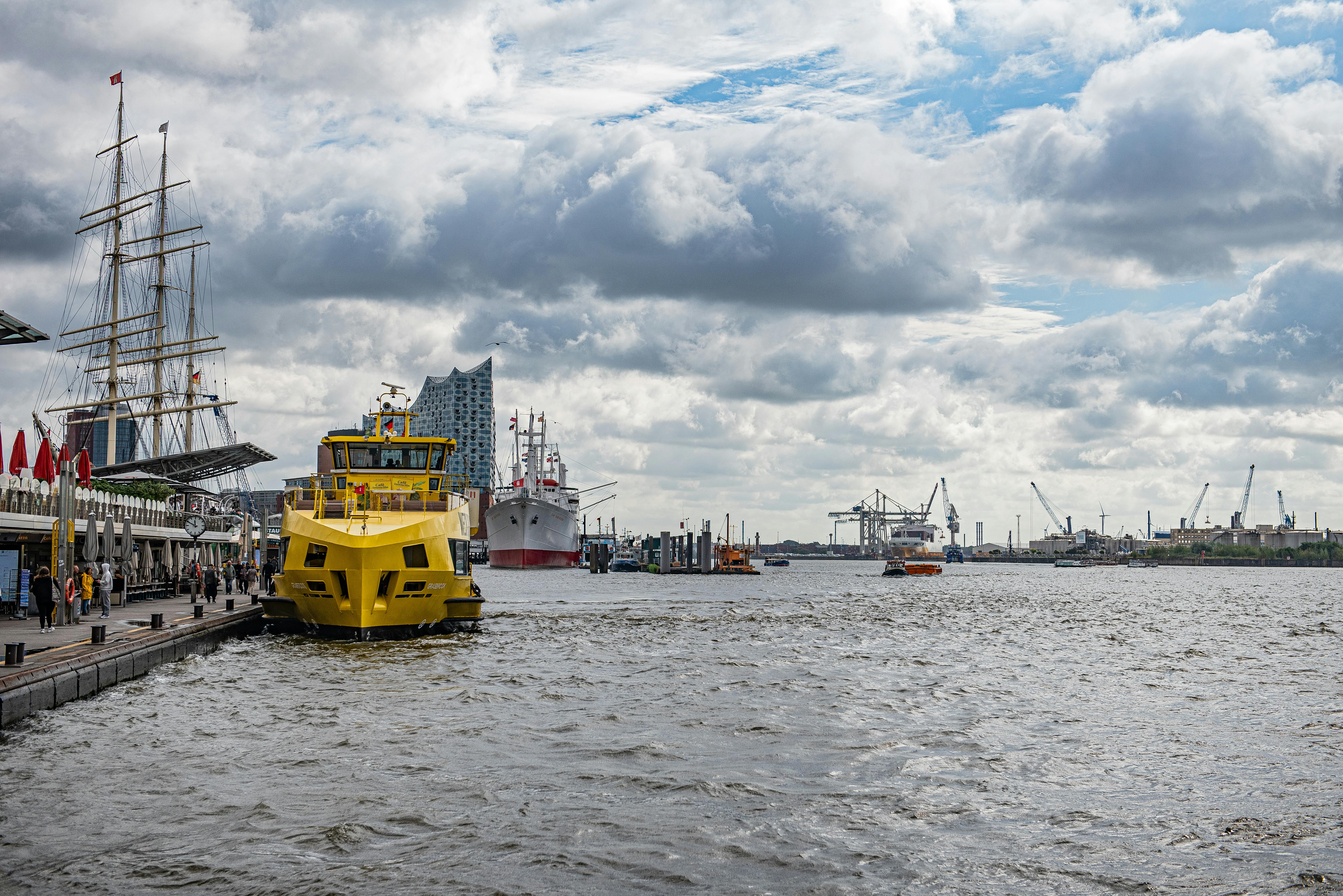 Hamburg’s St. Pauli District Unveils 200 Floating Solar Panels on Elbe River with January 25 Activation