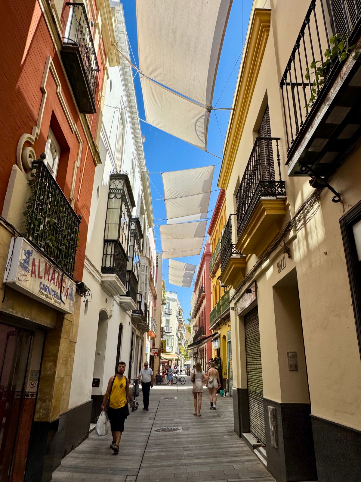 Stradă din Sevilla cu parasolare colorate deasupra