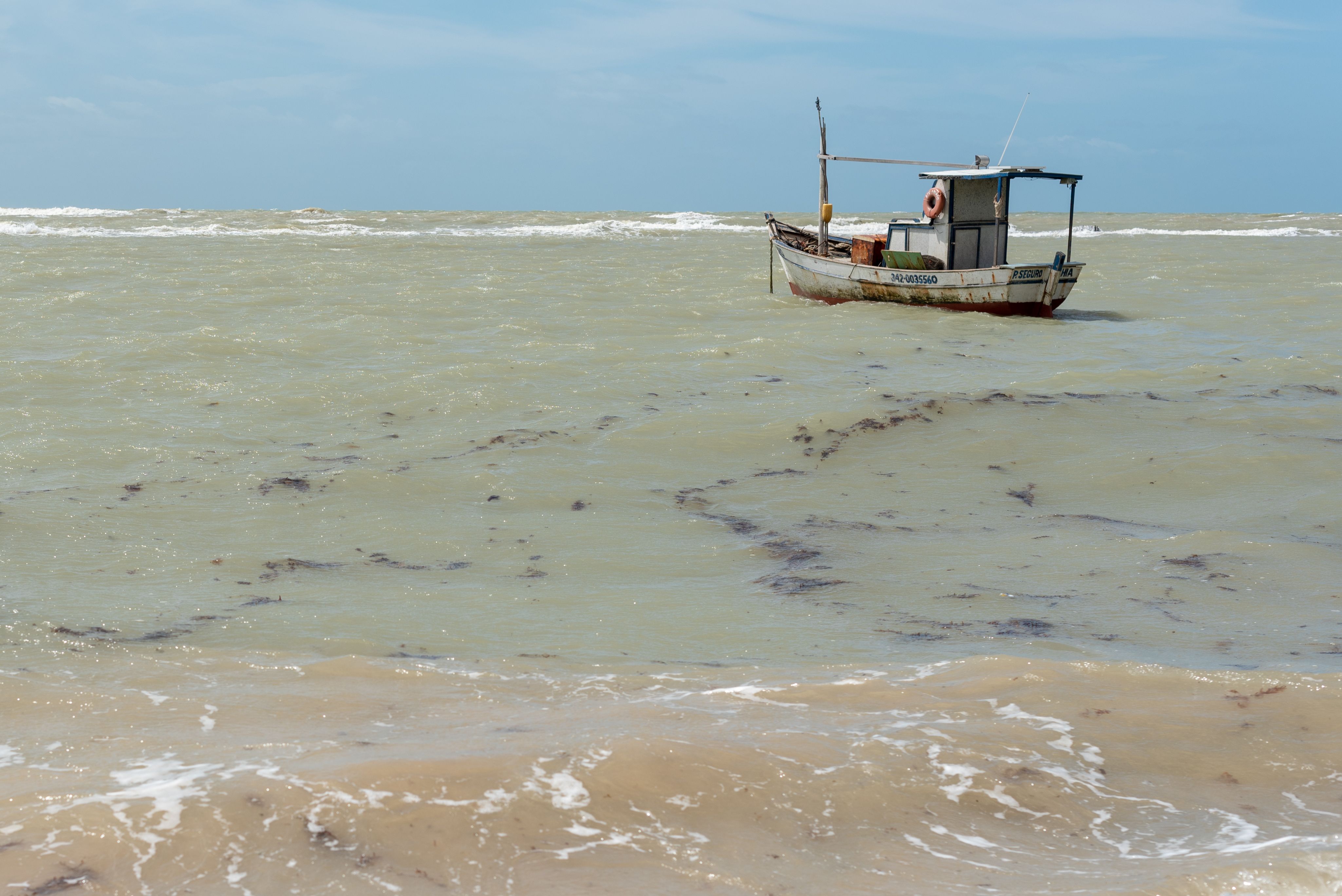 Oil spill from grounded tanker reaches Oman’s mainland beaches