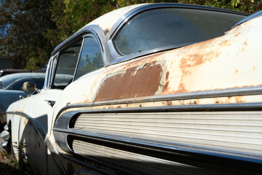 Kereta lama dan rosak di junkyard untuk pelupusan dan skrap