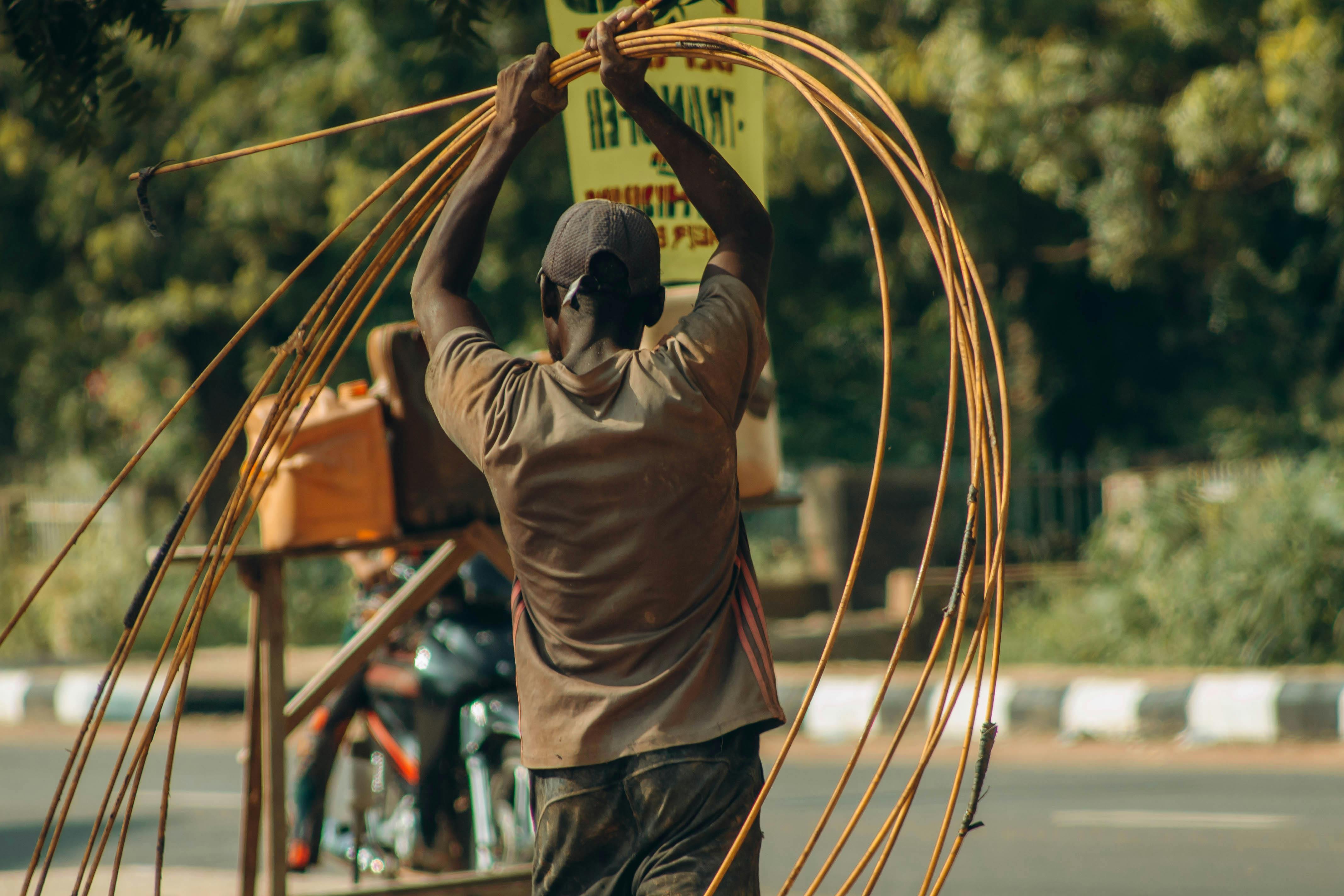 Narzędzia do montażu listew przypodłogowych: ukośnica, metr, klej, akryl i klipsy