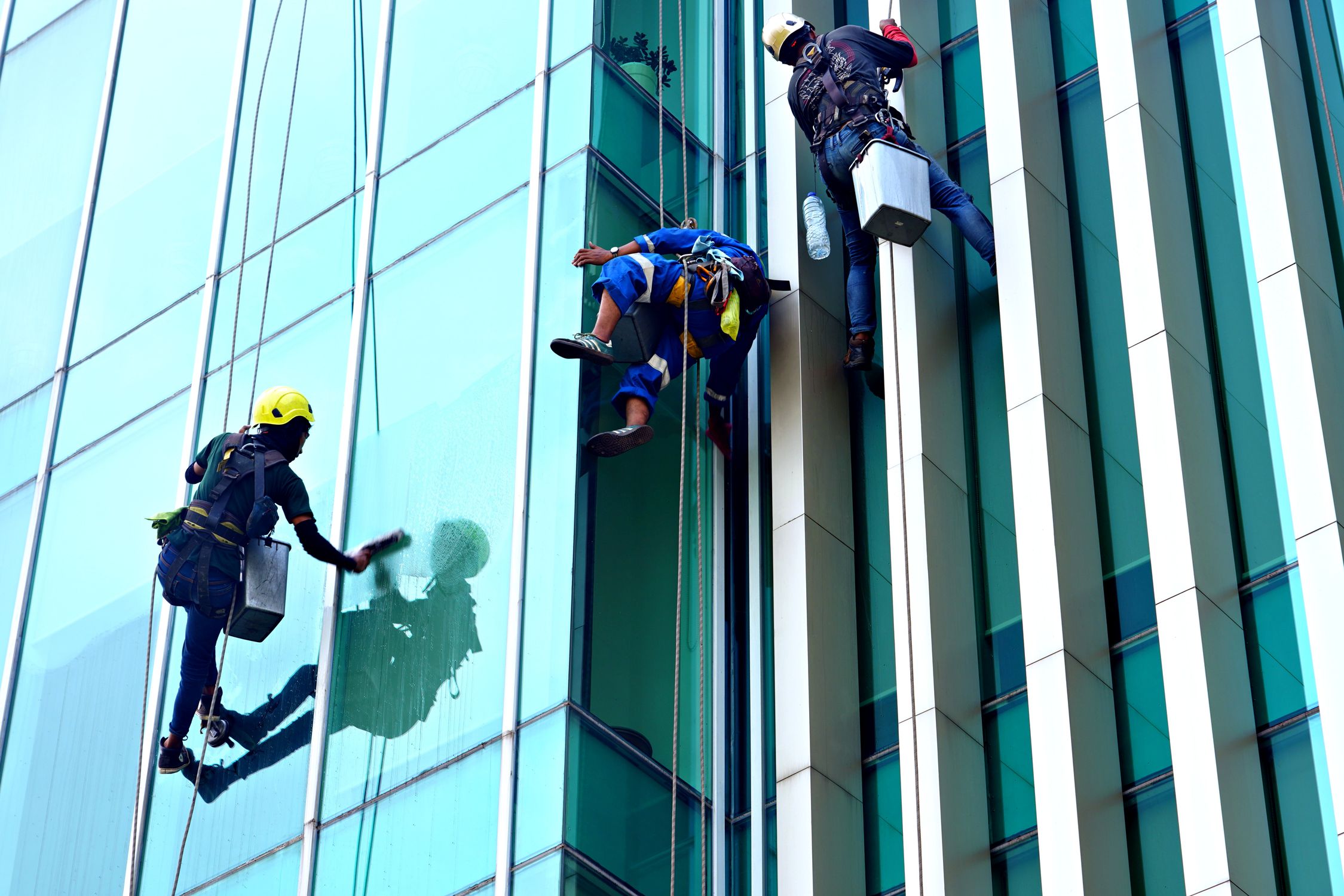 Fensterreiniger an modernem Glasgebäude