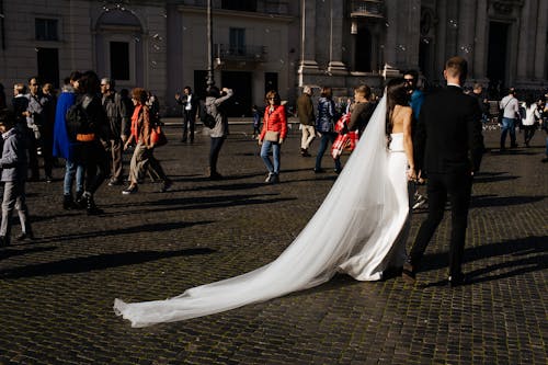 Foto profissional grátis de andando, branco, casal
