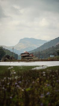 这座风景如画的乡村别墅，坐落在宁静的山间湖畔，四周绿树成荫
