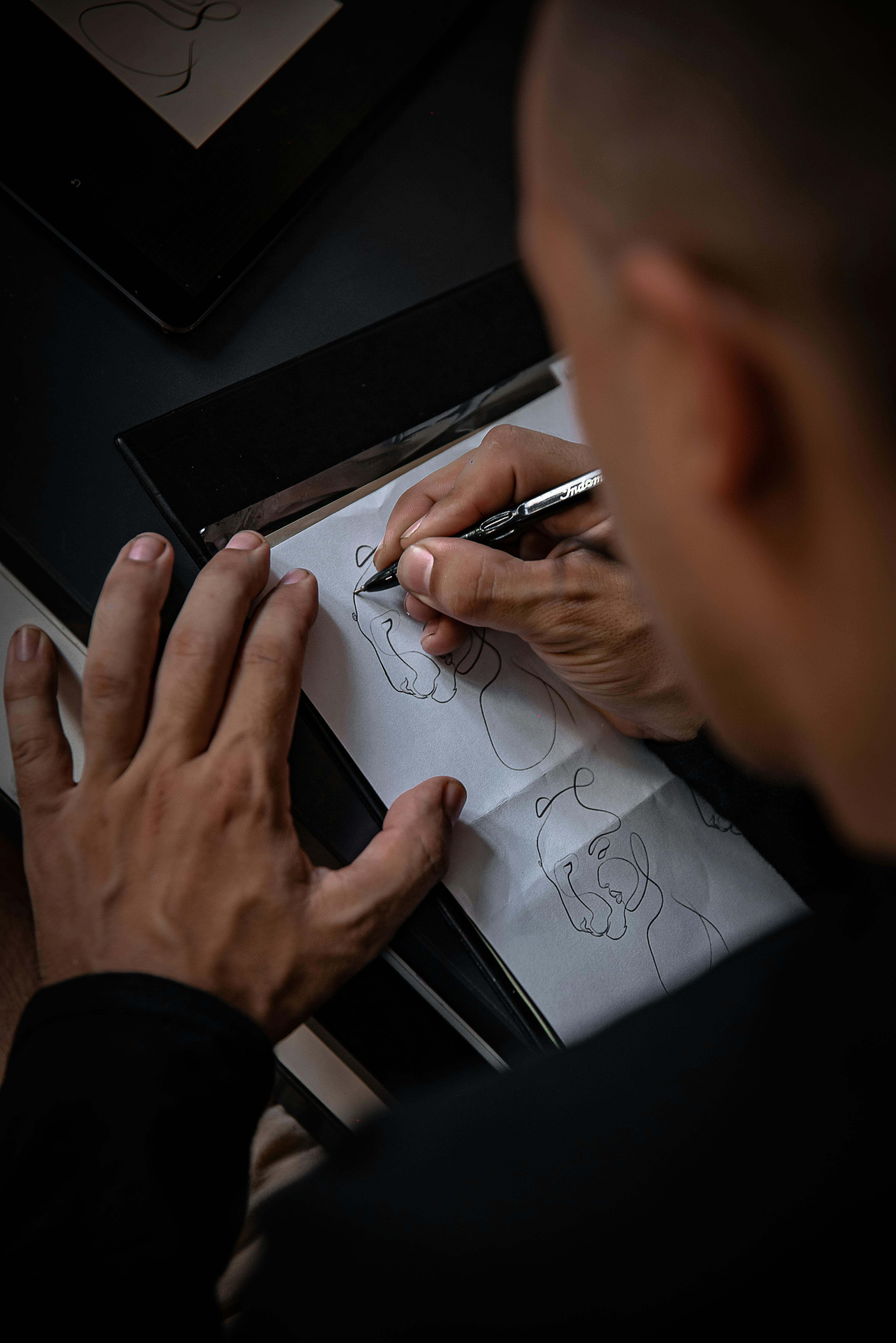 grátis Homem Desenhando Com Lápis No Papel Foto profissional