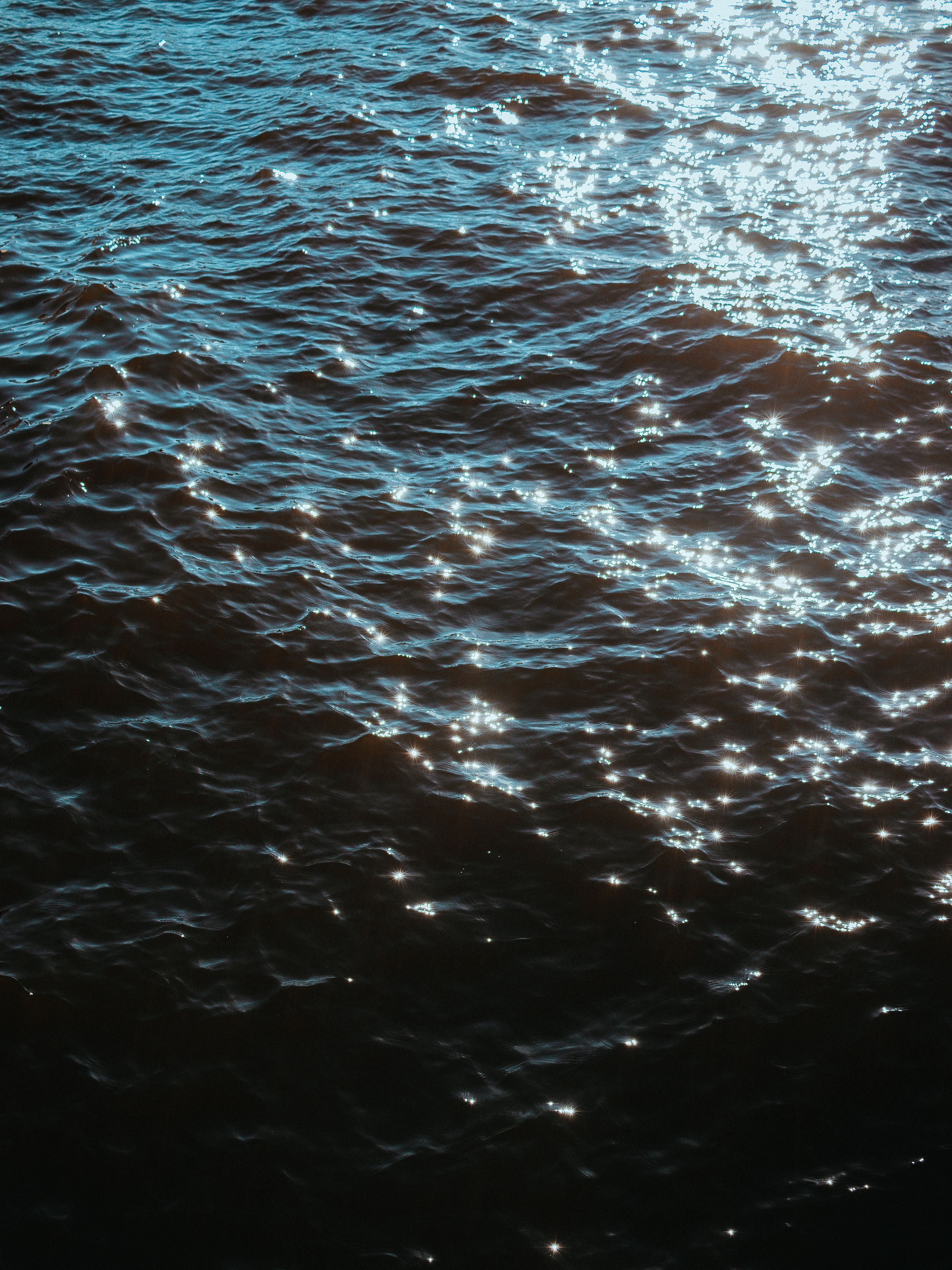 Superficie Tranquila Del Océano Con Reflejos De Luz Solar · Foto de ...