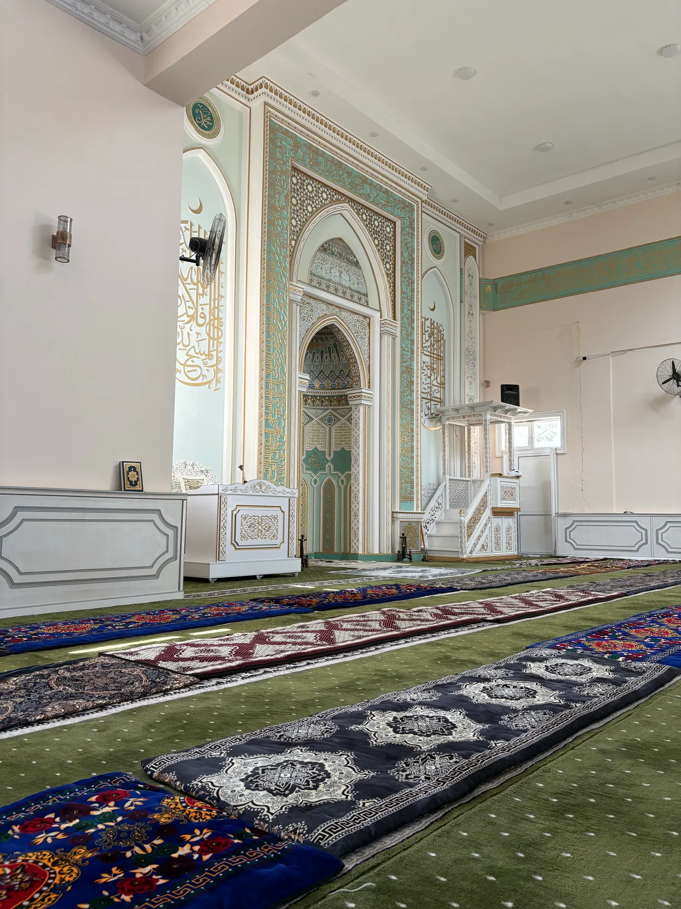 Elegant mosque prayer rugs and interior carpet