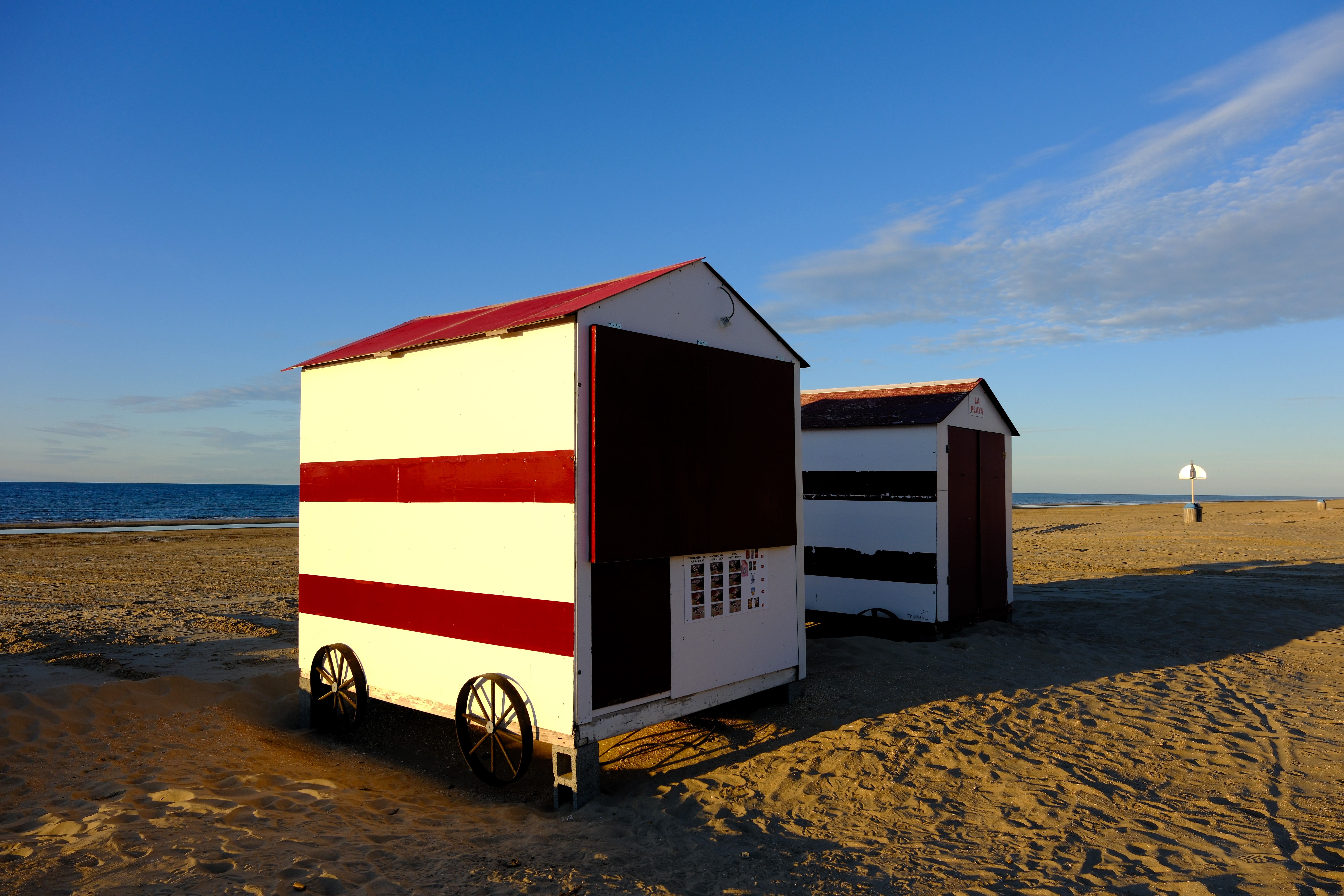 Strandhut bij zonsopgang