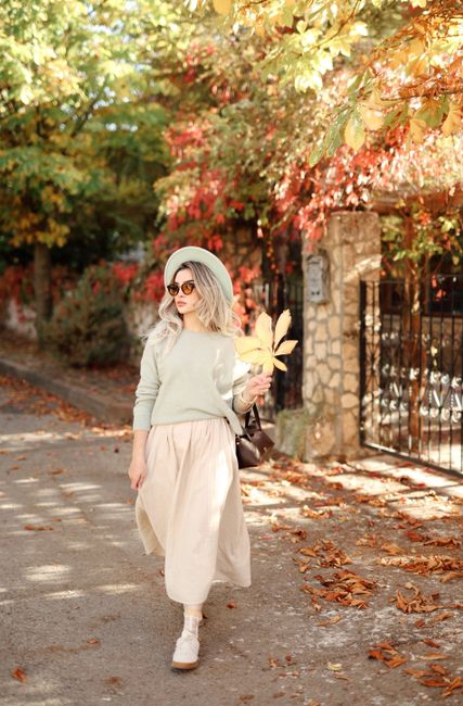 Suéter verde agua y falda crema, hoy mi look favorito para caminar entre las hojas 🍁 me siento muy cómoda
#inspiracionmoda #mint #sweater #skirt