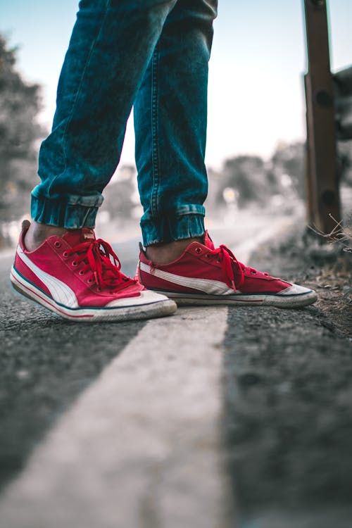 Photos gratuites de baskets, baskets rouges, bleu