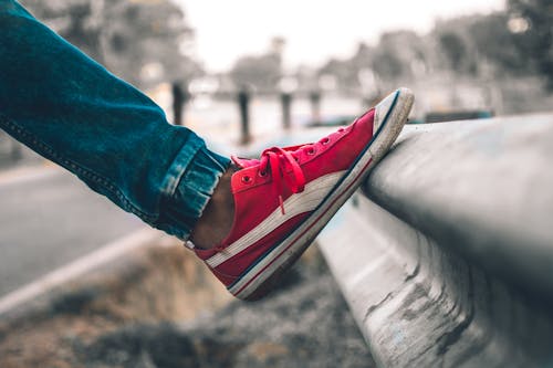 Photos gratuites de baskets, baskets rouges, bleu