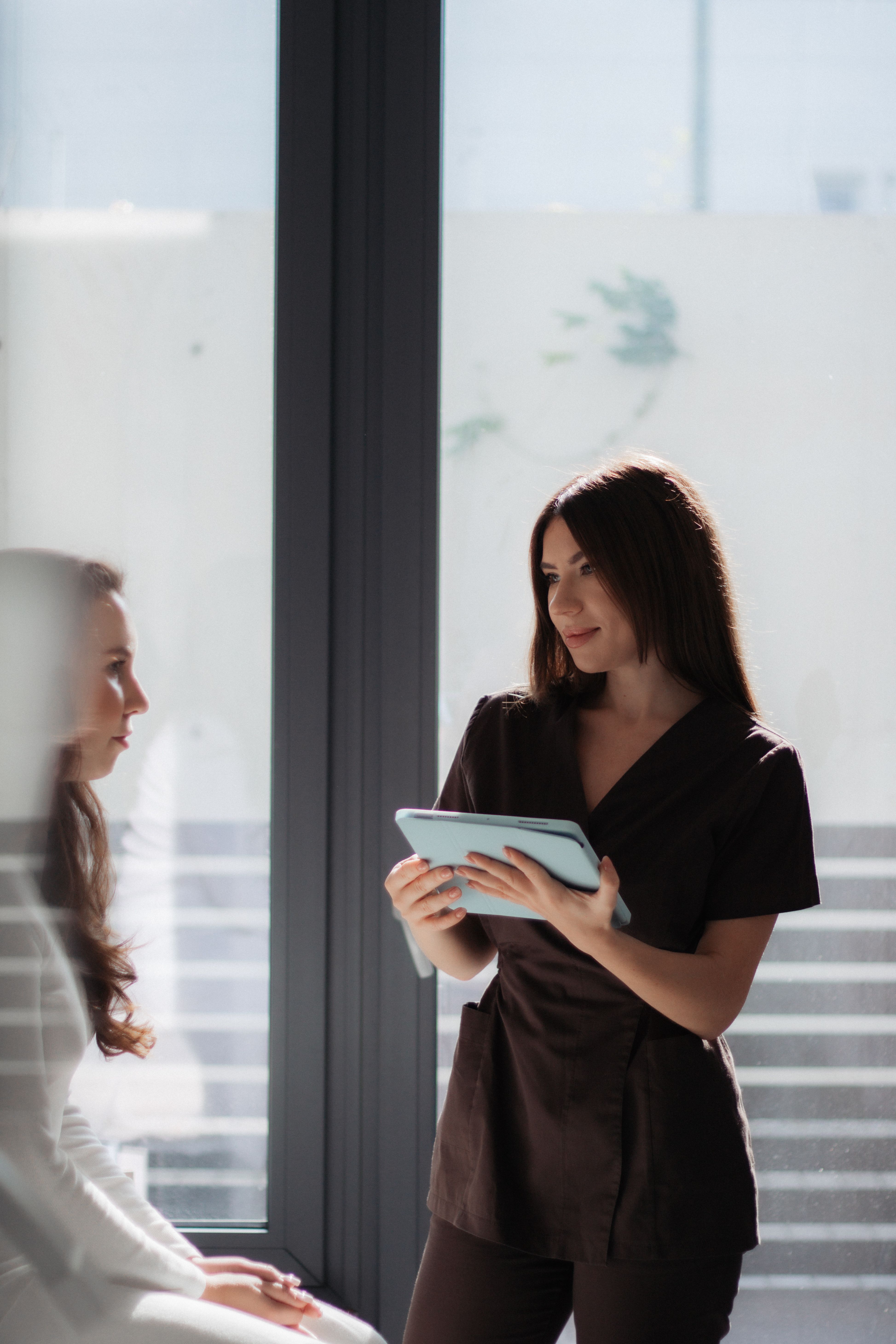 Profesional trabajando habilidades de comunicación con un paciente
