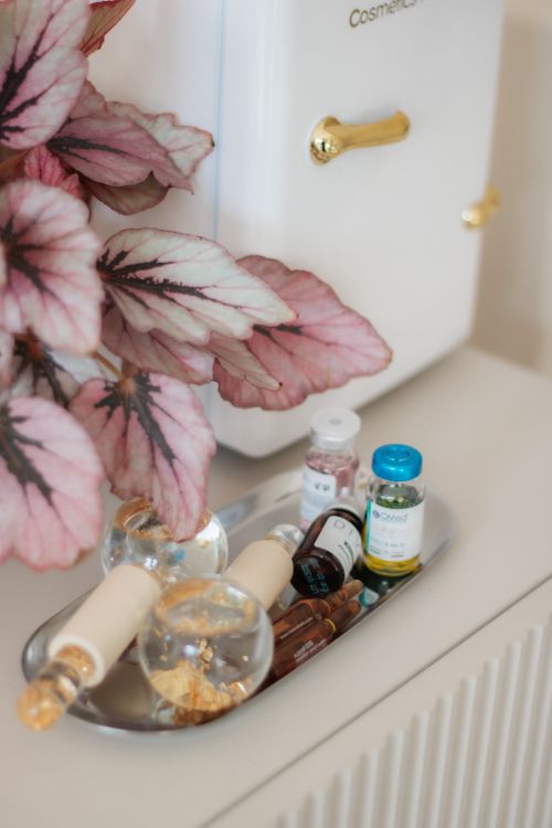 Free A stylish vanity setup with cosmetics, beauty tools, and decorative elements for an elegant look. Stock Photo