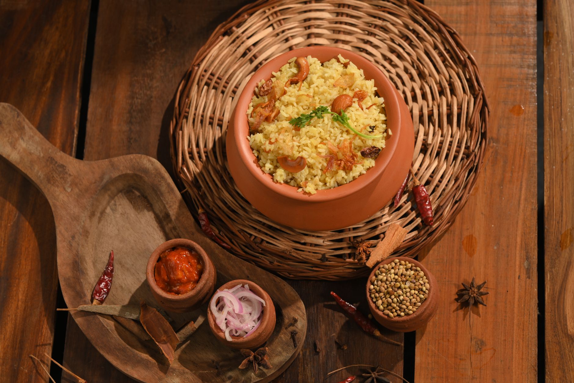 Assiette de halal biryani fumant avec du poulet et des épices