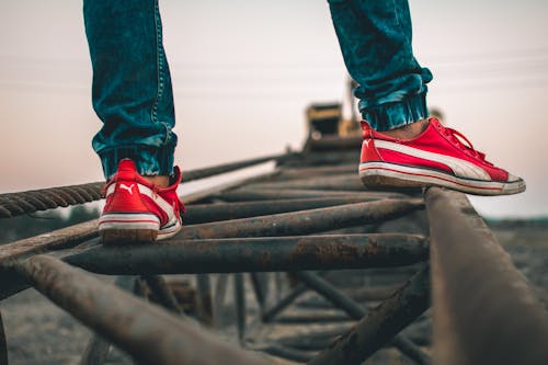 Photos gratuites de baskets, baskets rouges, bleu