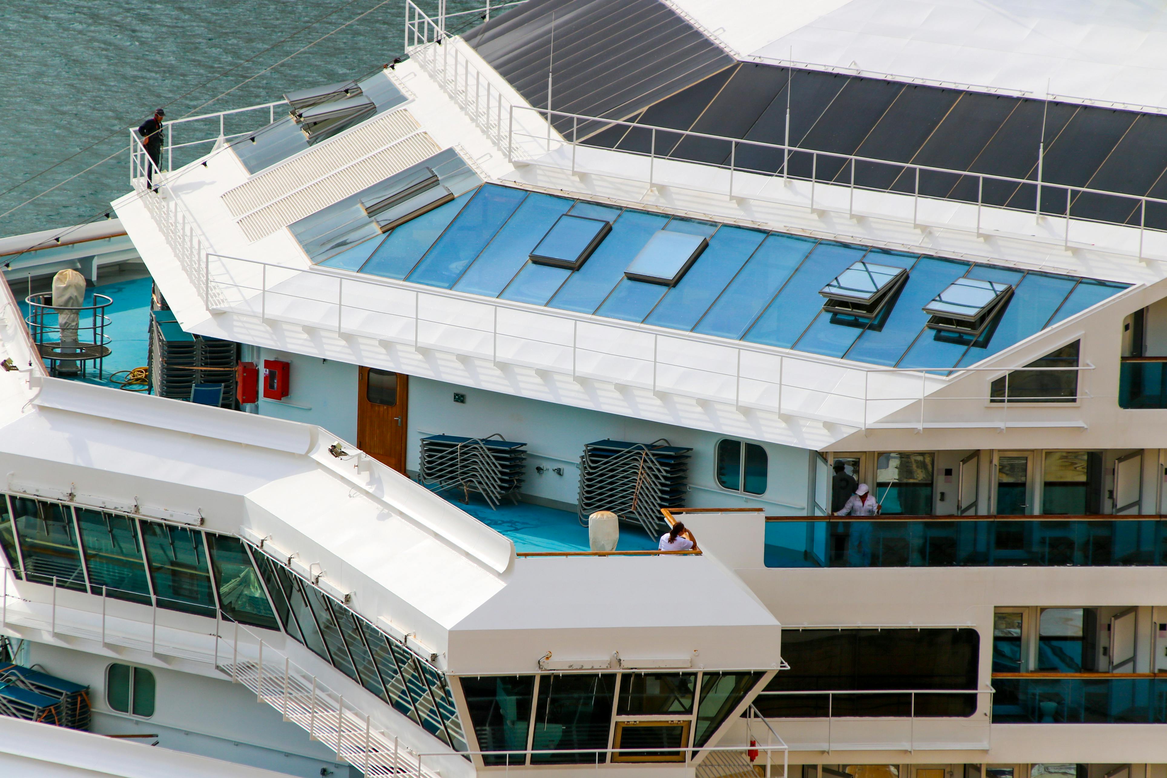 Cabine de croisière moderne avec balcon