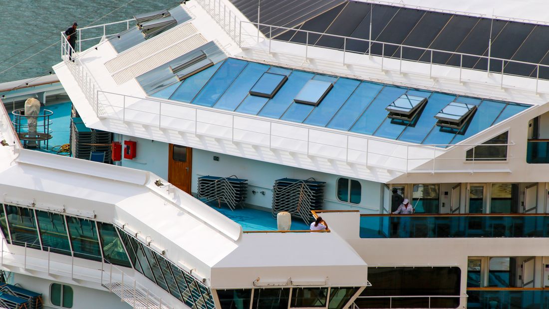 Cabine de croisière standard : compacte mais fonctionnelle. Les balcons coûtent en moyenne 30-40 % de plus que les intérieures.