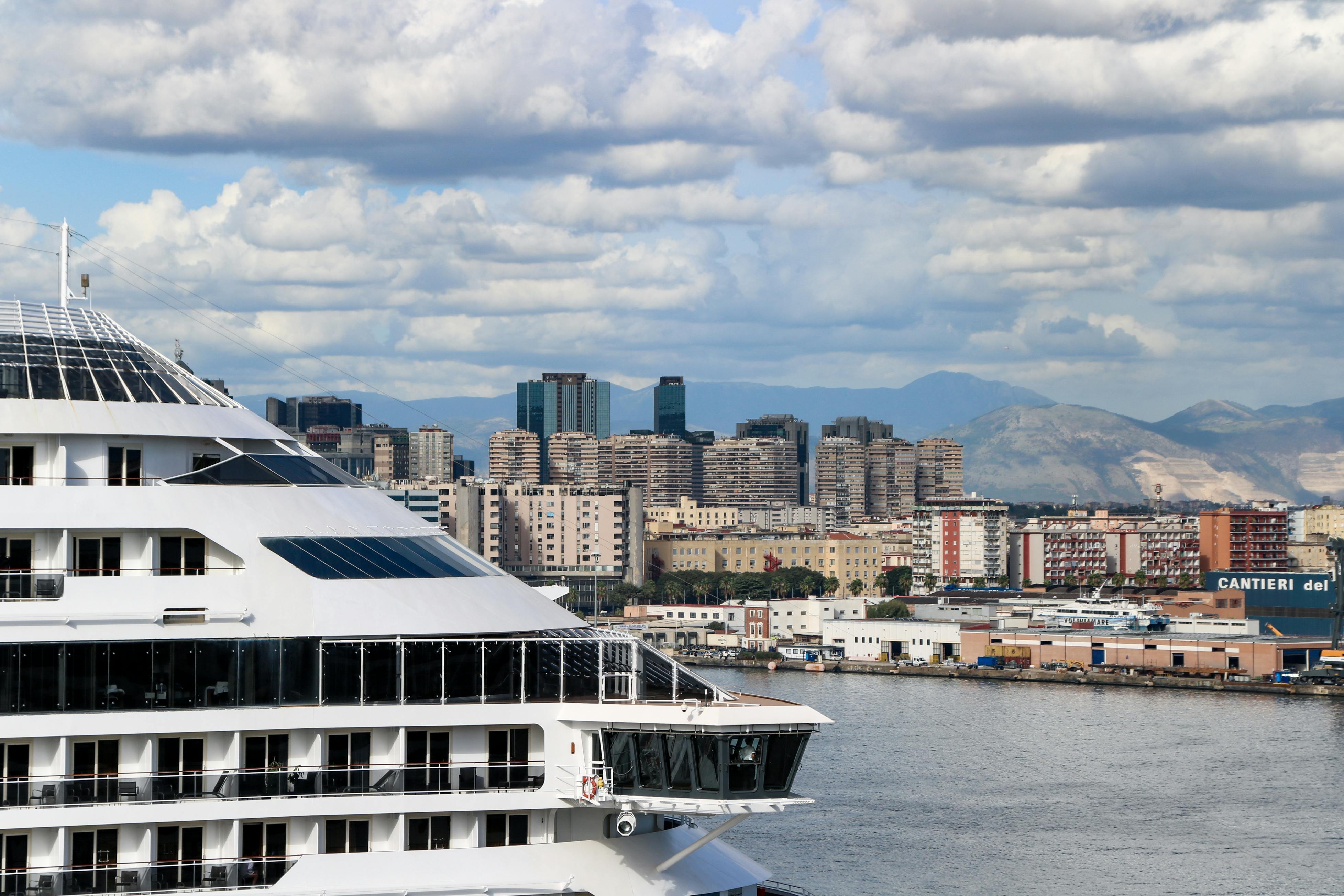 亞洲最大郵輪首航高雄港 雙國際郵輪同日到港