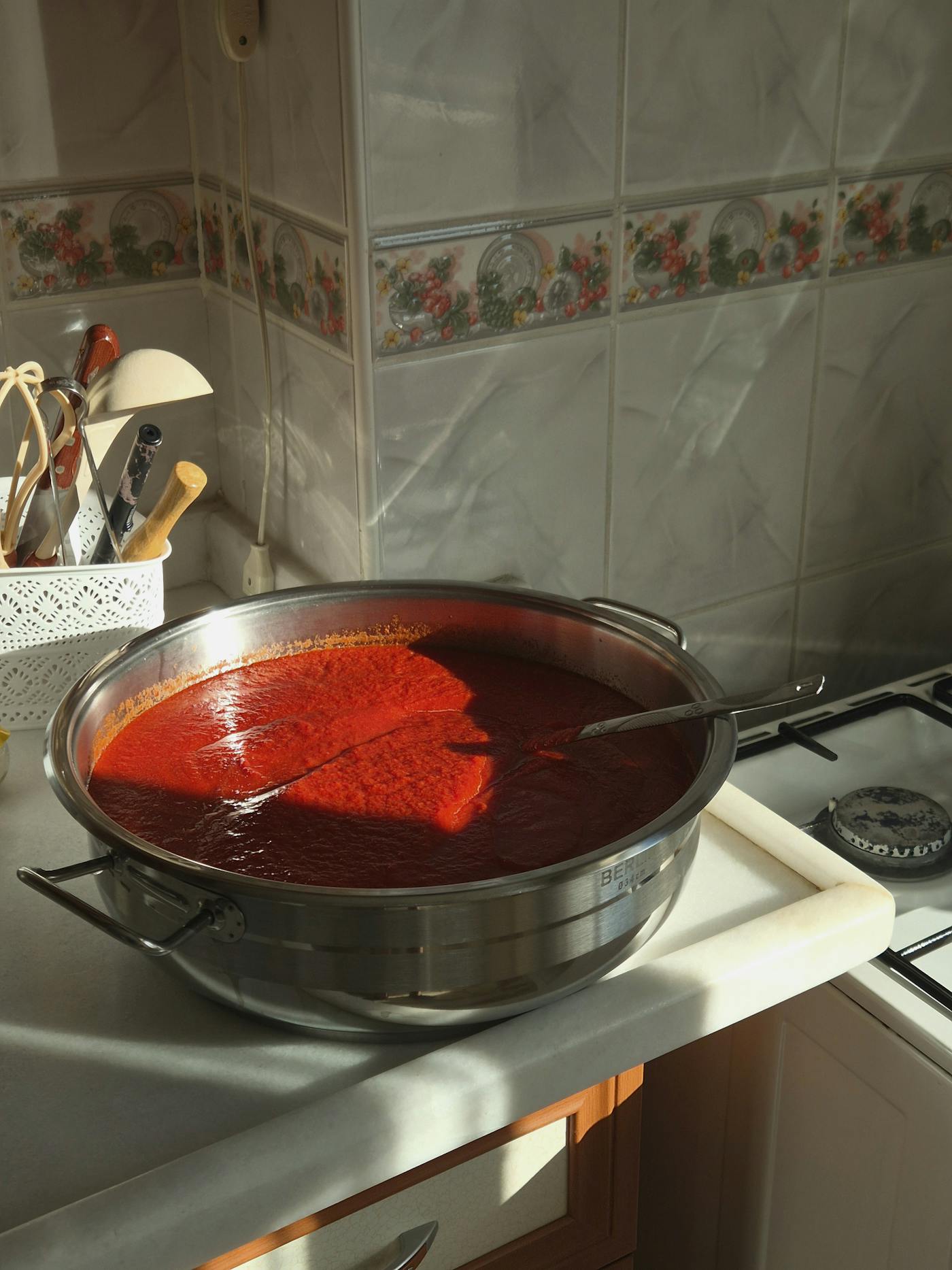 Grande pentola in acciaio con salsa di pomodoro lucida in cucina