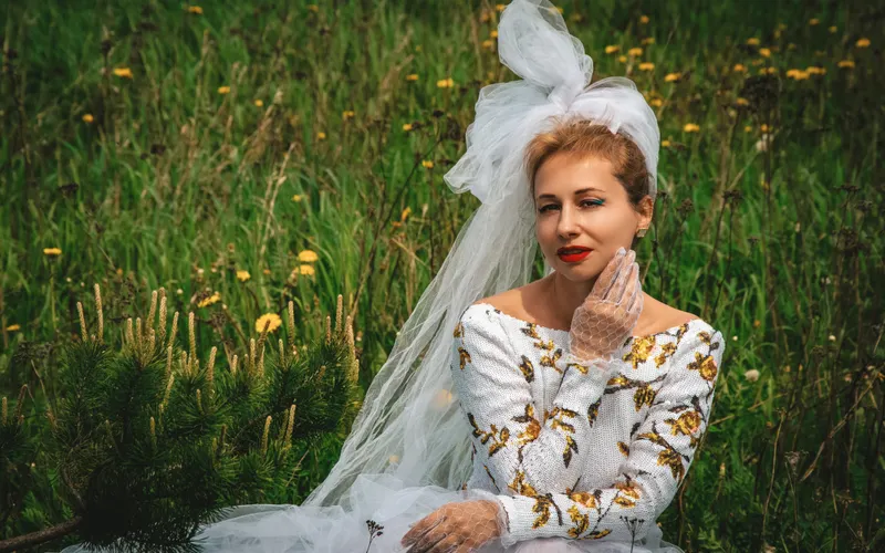 novia probándose vestido tul vaporoso escote ilusión