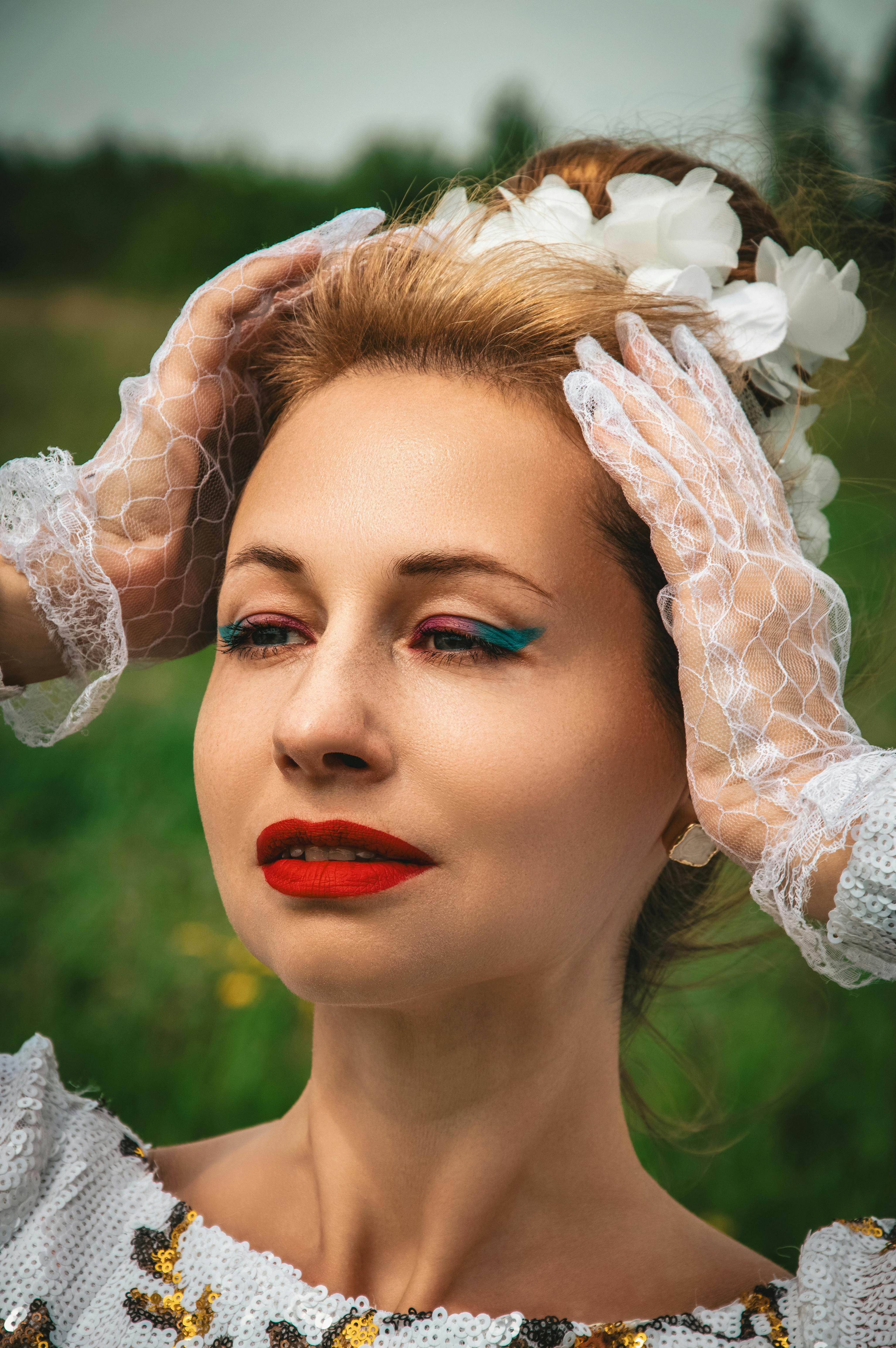 戴着花卉头饰和蕾丝手套的时尚女性，在户外享受阳光明媚的一天