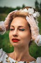 戴着花卉头饰和蕾丝手套的时尚女性，在户外享受阳光明媚的一天