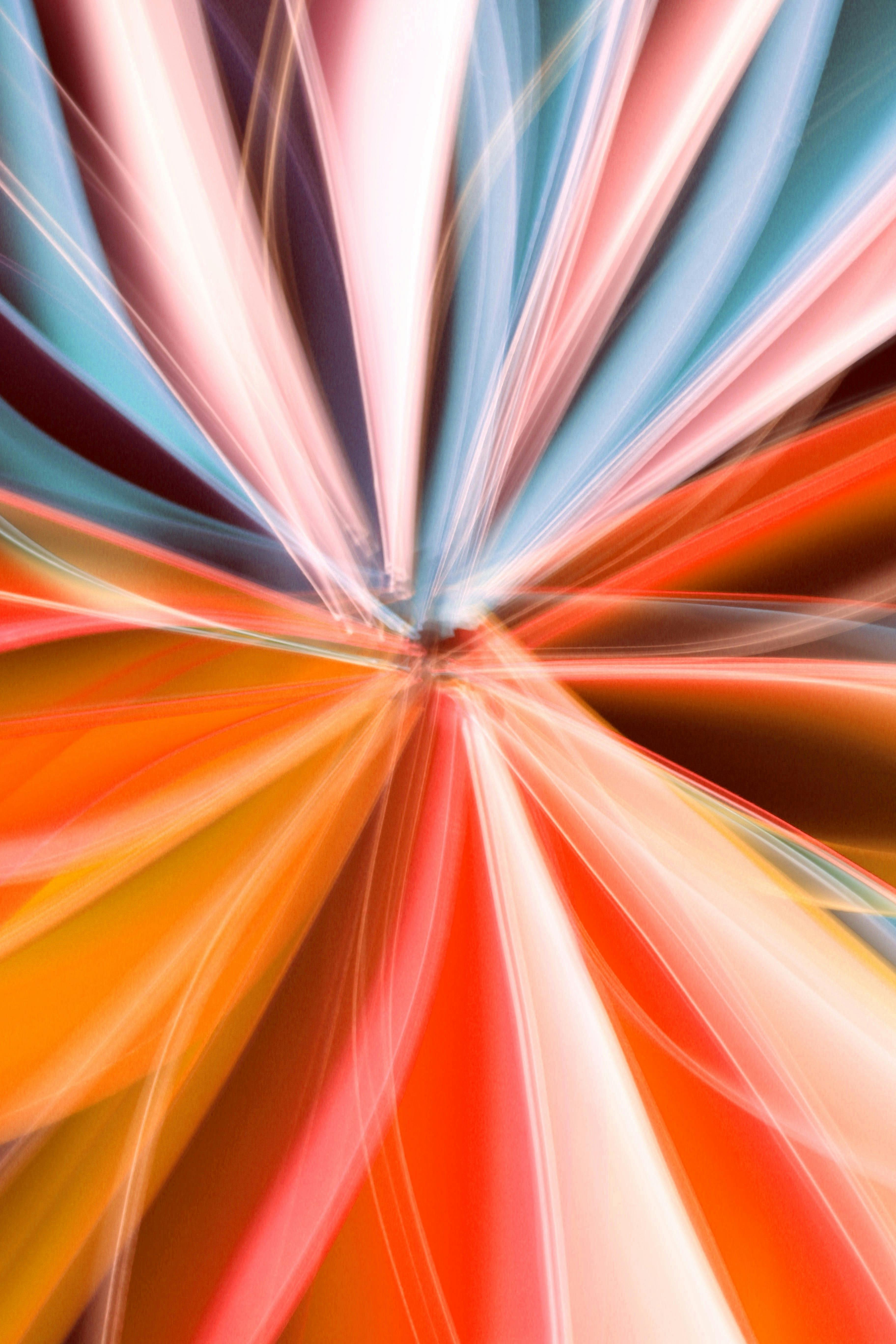 免费 动态抽象的光条纹创造出充满活力和色彩的显示效果。 素材图片