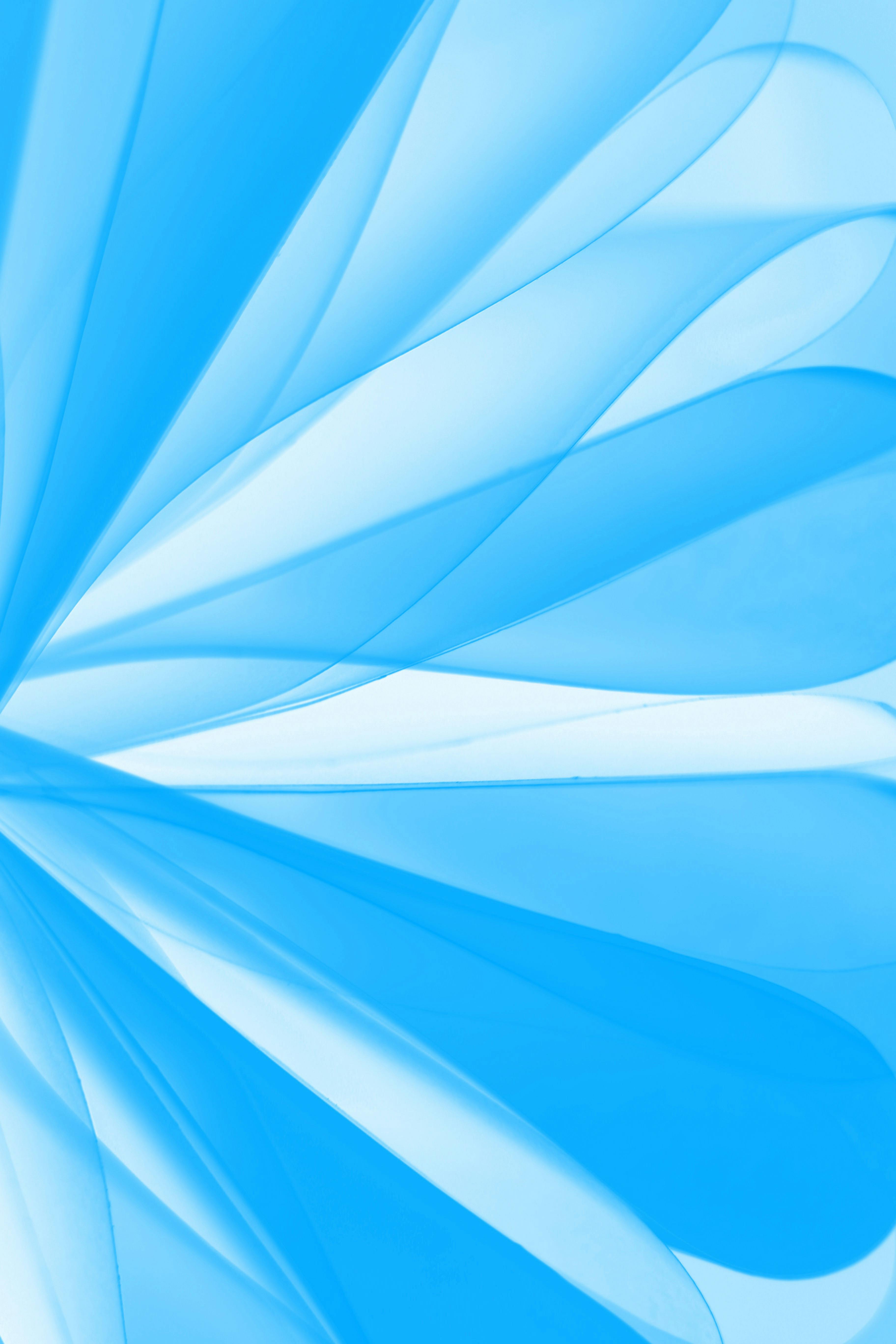 無料 柔らかな照明と絡み合う青い曲線のエレガントな抽象デザインは、流動性と動きの感覚を与えます。 写真素材