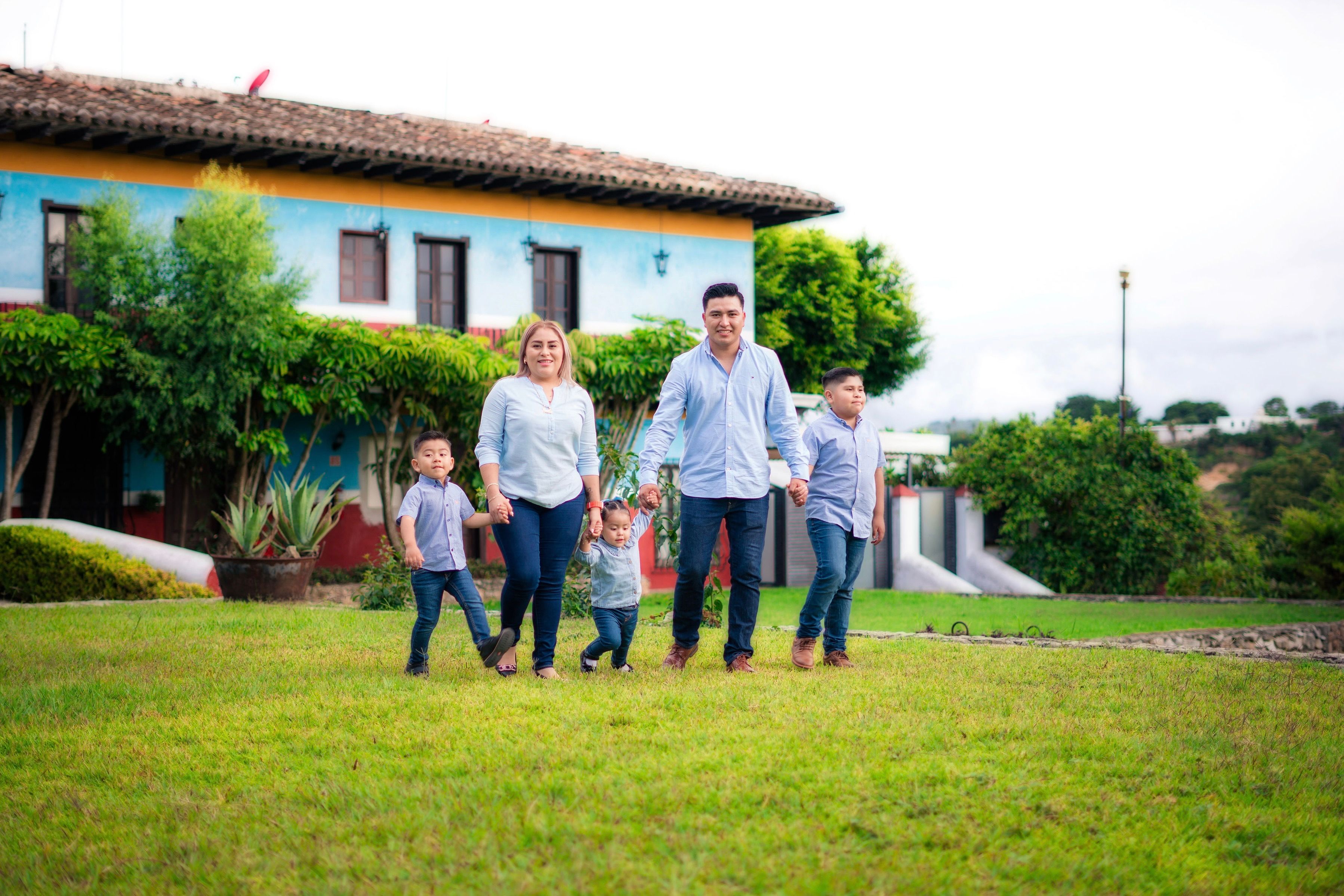 Familia feliz caminando junta