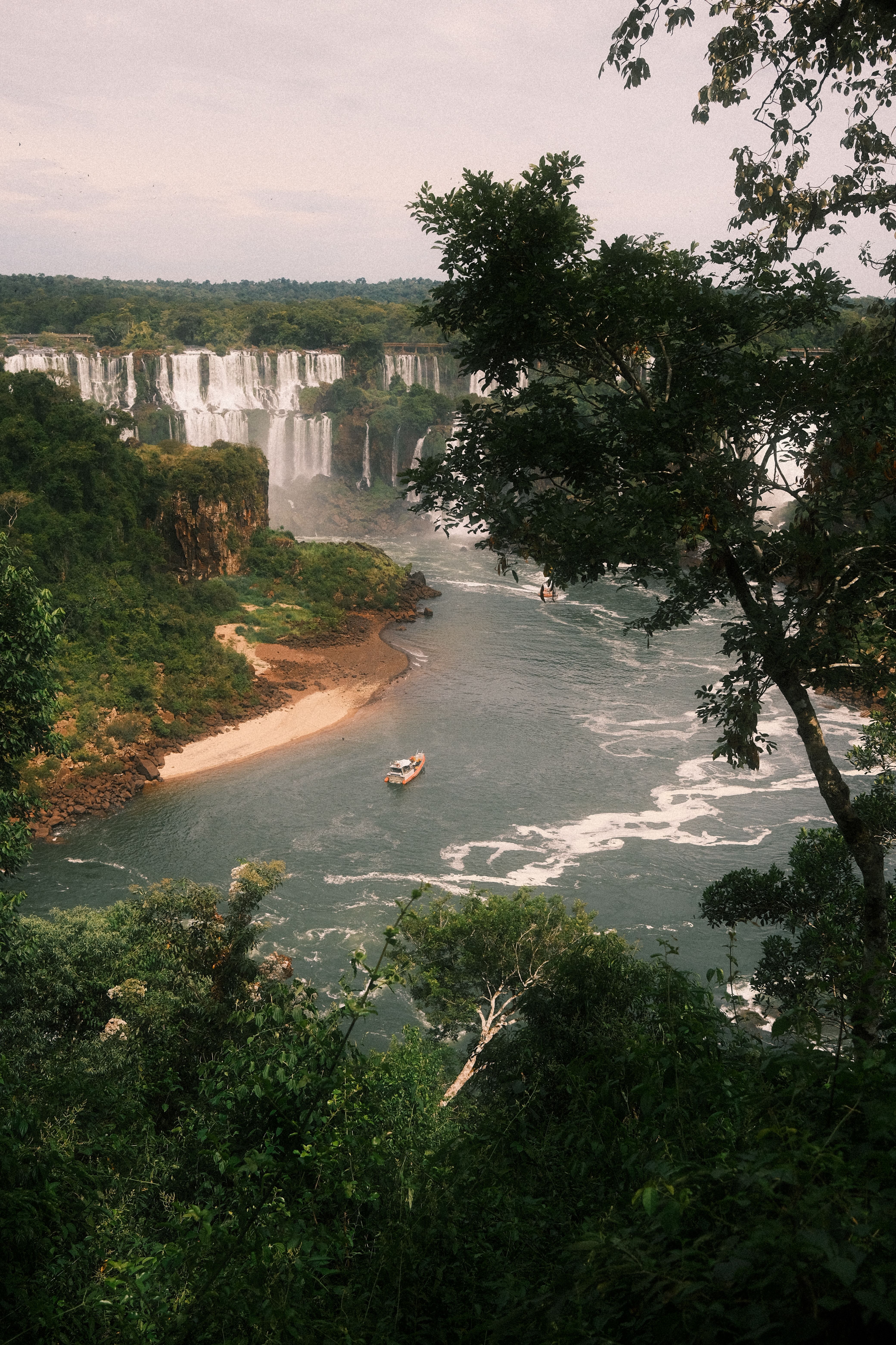 Vista panorâmica das Cataratas do Iguaçu, com mata e neblina ao redor