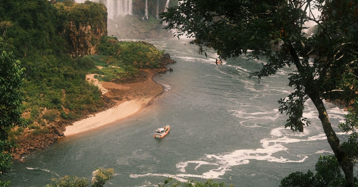 Vista panorâmica das Cataratas do Iguaçu, com mata e neblina ao redor