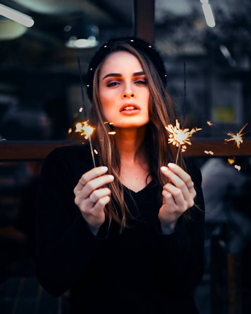 Foto Di Woman Holding Sparklers