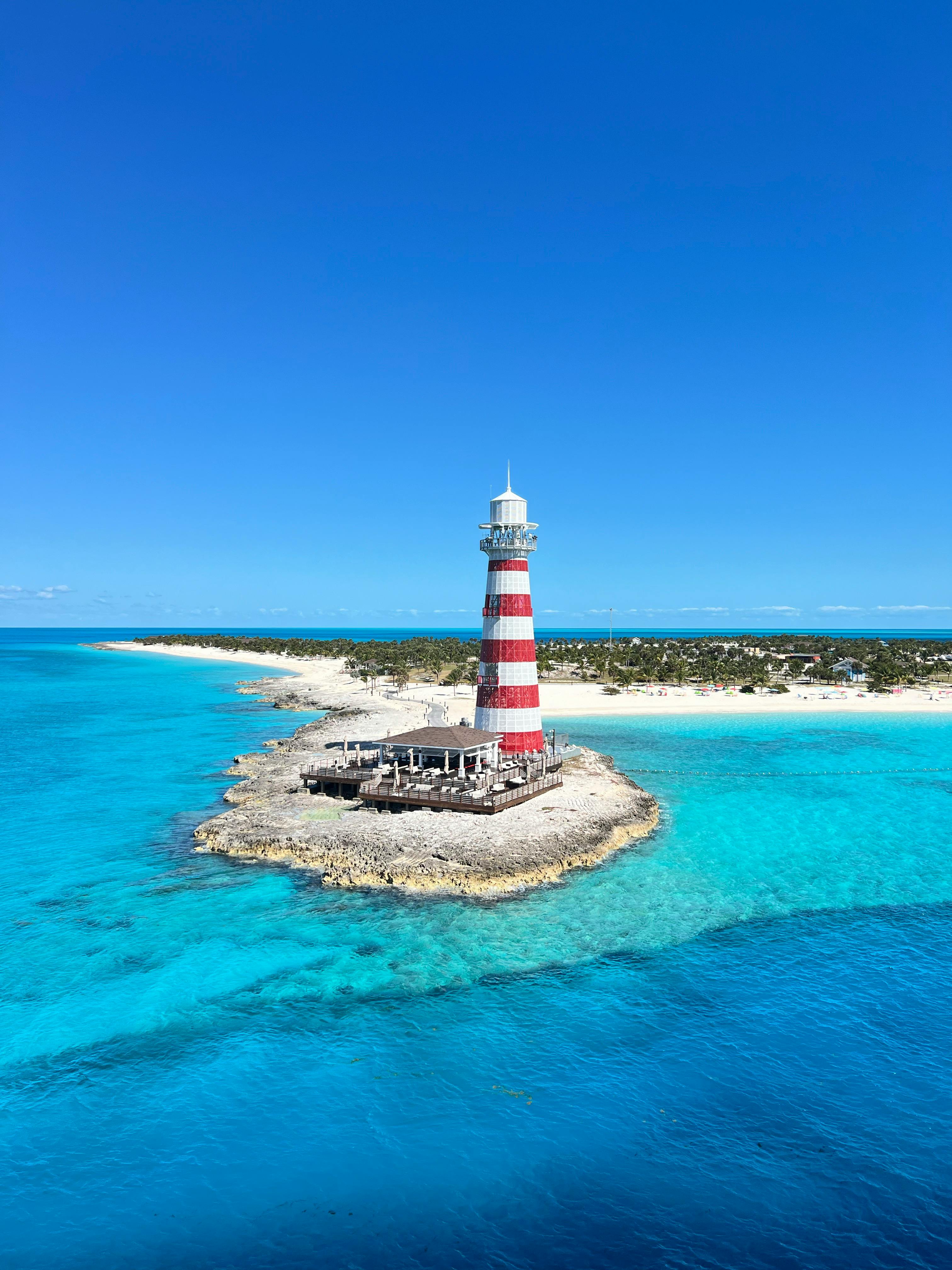 绿松石宁静：岸边灯塔