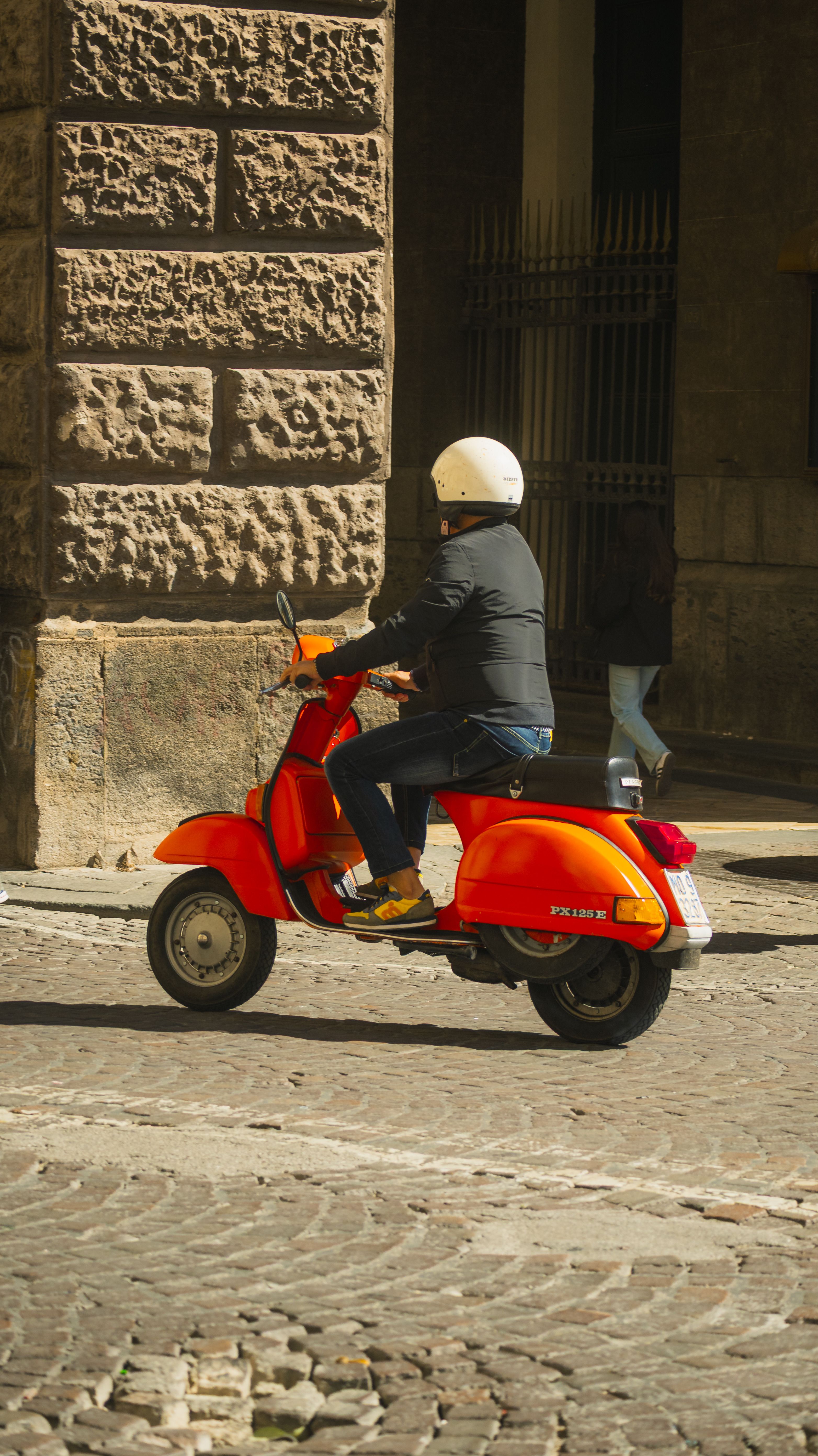Tecnico El Mastro in scooter tra i vicoli di Napoli