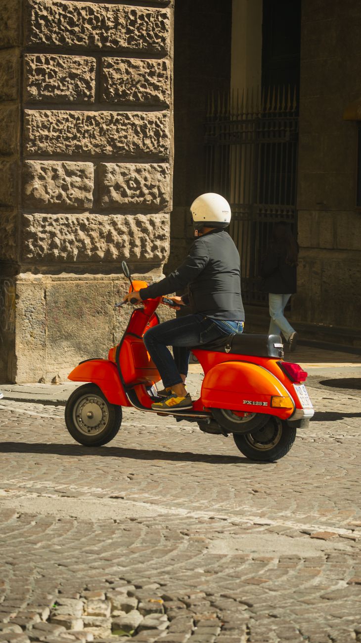 Tecnico El Mastro in scooter tra i vicoli di Napoli