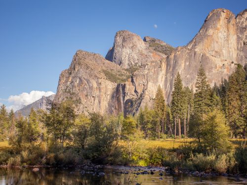 Free Captivating landscape of Yosemite's granite cliffs and lush forest. Stock Photo