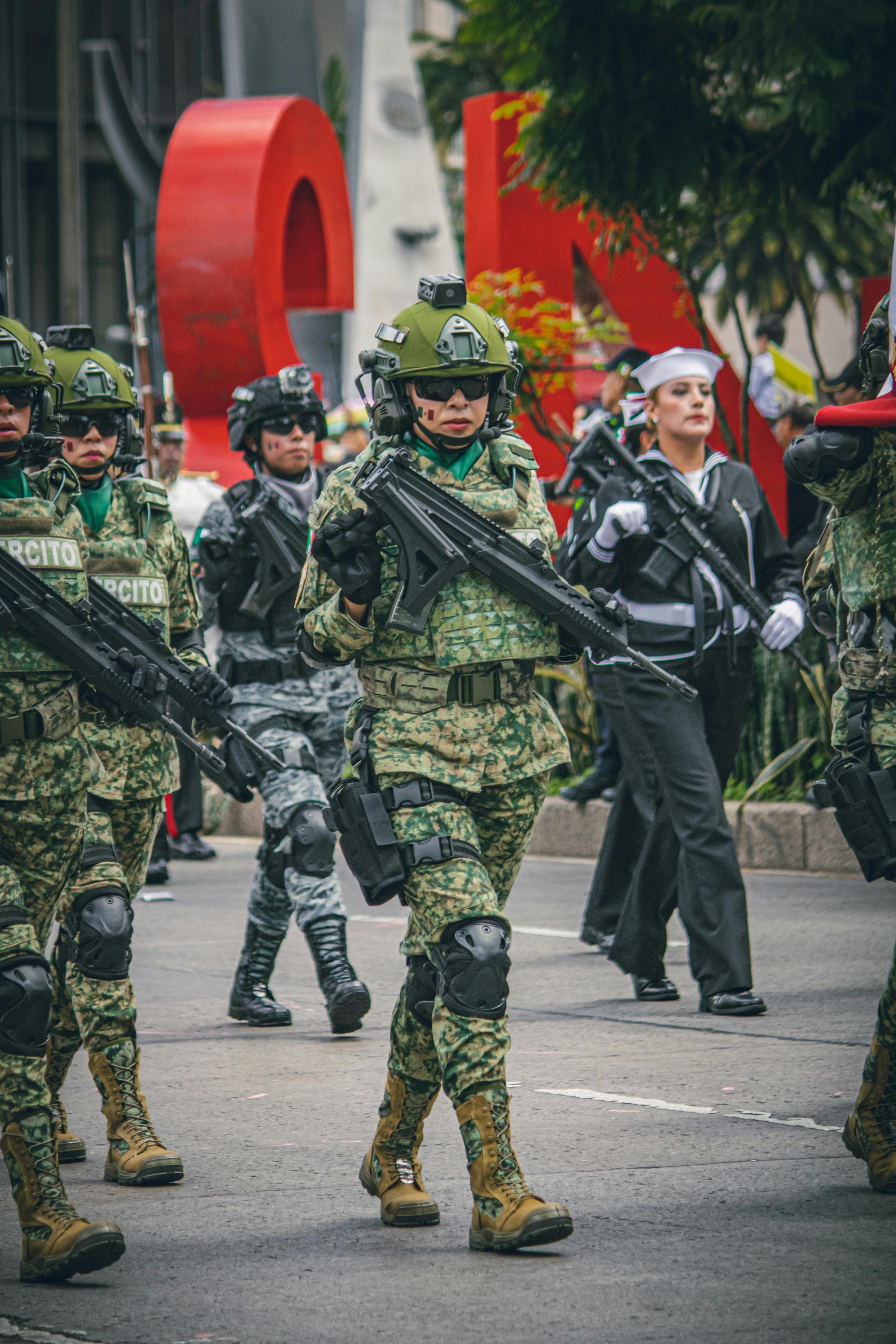 De franc Soldats mexicans marxant en una desfilada militar a Ciutat de Mèxic, exhibint uniformes i equipament militar. Foto d'estoc